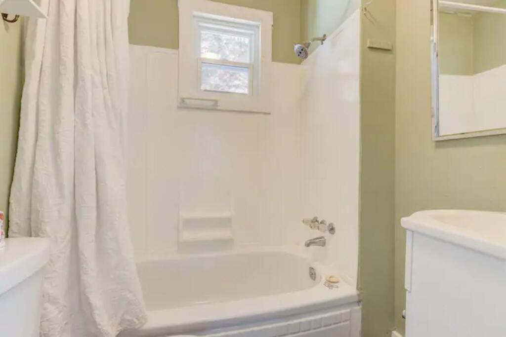Cedar Blossom Bungalow Is A Cozy Getaway With A 5 Minute Walk To Downtown! Hot Springs Exterior foto
