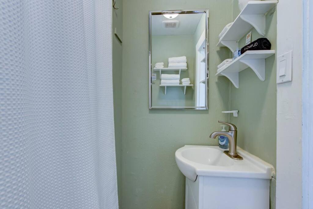 Cedar Blossom Bungalow Is A Cozy Getaway With A 5 Minute Walk To Downtown! Hot Springs Exterior foto